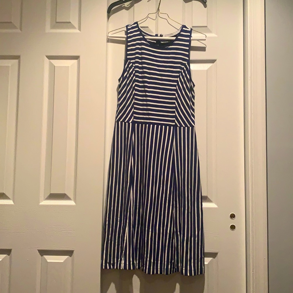 Banana Republic Size 8 Women’s dress in excellent condition!